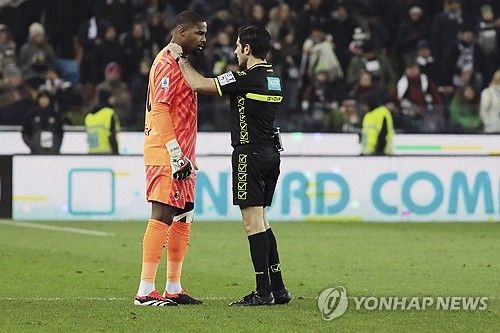 심판과 이야기하는 AC밀란 골키퍼 마이크 메냥