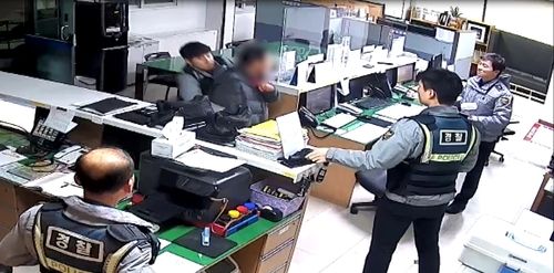 흉기 난동 50대 제압하는 박건규 경장