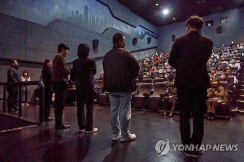 넷플릭스, 장애인 초청해 영화 '정이' 배리어프리 상영회