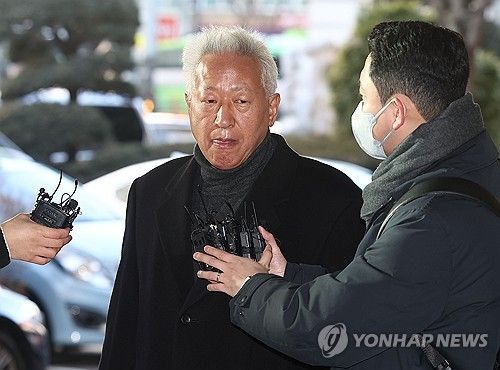 '위안부 매춘 발언' 류석춘 1심 선고 공판 출석