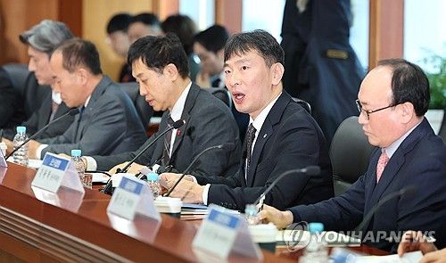 발언하는 이복현 금감원장