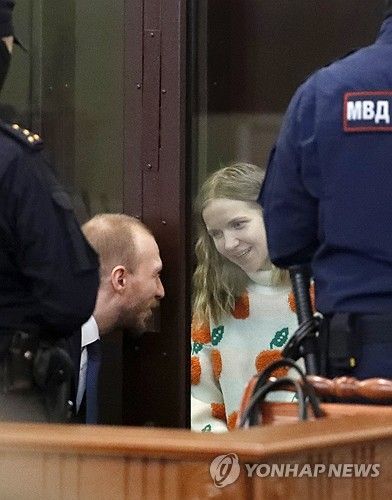 변호사와 대화하는 트레포바