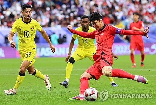 슛 시도하는 손흥민