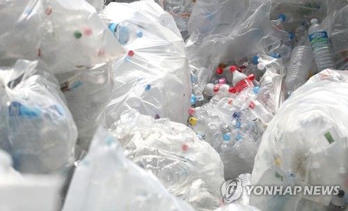 대구 수성구 생활자원순환센터에 투명 페트병이 라벨이 붙은 채 수거돼 있다. [연합뉴스 자료사진]