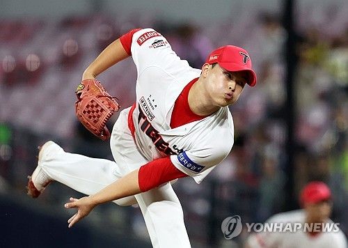 투구하는 최지민