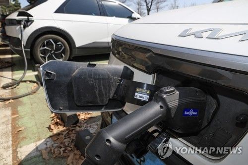 충전 중인 전기차. [연합뉴스 자료사진]