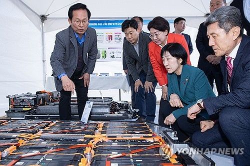 한화진 환경부 장관이 작년 12월 5일 오후 경북 포항에서 '전기차 배터리 자원순환 클러스터 착공식'에 참석해 이강덕 포항시장, 이달희 경상북도 경제부지사와 이차전지종합관리센터 전시부스를 관람하고 있다. [환경부 제공. 재판매 및 DB 금지]