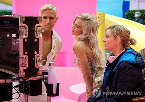 '바비' 촬영장에서 작업하는 배우 라이언 고슬링(왼쪽)과 마고 로비, 그레타 거윅 감독