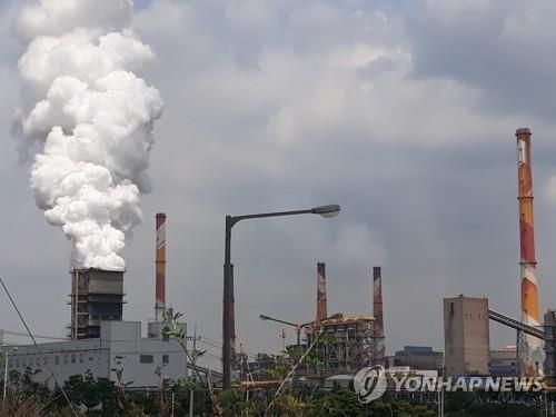 연기를 내뿜는 공장 굴뚝. [연합뉴스 자료사진]