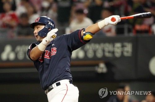 안타 치는 김민수