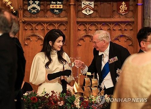 건배하는 김건희 여사와 글로스터 공작