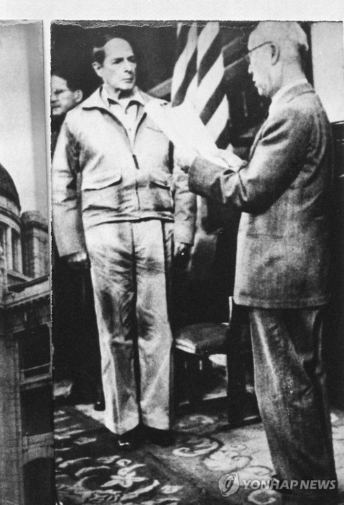 1950년 맥아더 장군에게 무공훈장 수여하는 이승만 대통령.