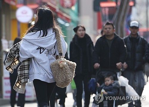 전국이 대체로 포근한 날씨를 보인 지난달 10일 오후 서울 중구 명동 거리에서 시민들이 외투를 손에 들고 이동하고 있다. [연합뉴스 자료사진. 재판매 및 DB 금지]