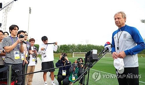 조별리그 후 첫 훈련, 인터뷰하는 클린스만 감독