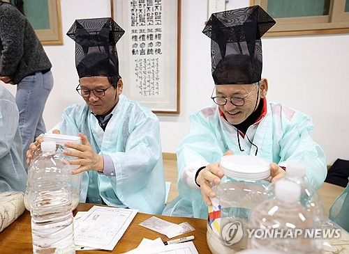 유인촌 장관, 강릉단오제 신주 빚기 시연 및 체험