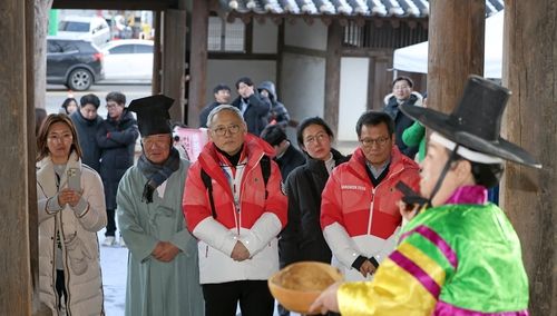 유인촌 장관, 강릉단오제 신주 빚기 시연 및 체험