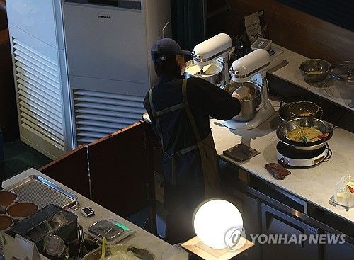반죽 만드는 카페 직원