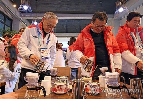 커피 핸드 드립 체험하는 유인촌 장관