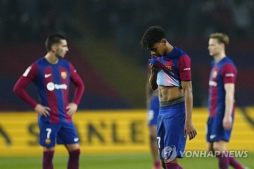 28일(한국시간) 비야레알과의 경기 패배 이후 아쉬워하는 바르셀로나 선수들
