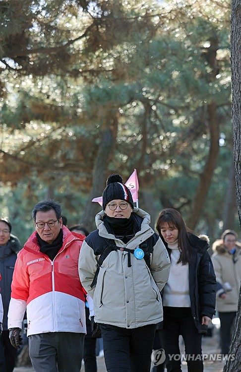 트레킹 행사 참석한 유인촌 장관