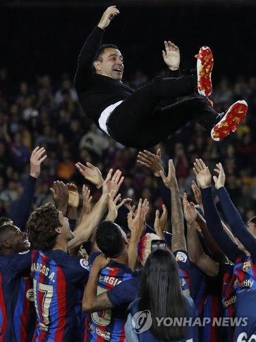 지난해 5월 2022-2023시즌 라리가 우승 당시 헹가래 받는 사비 감독