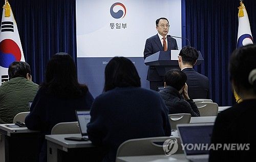 질문에 답하는 구병삼 통일부 대변인