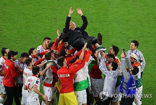8강 진출 확정하고 선수들의 헹가래 받는 타지키스탄의 셰그르트 감독