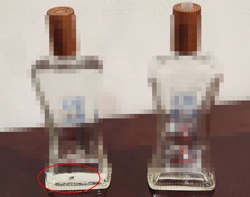 미개봉 술병(왼쪽)과 개봉된 술병