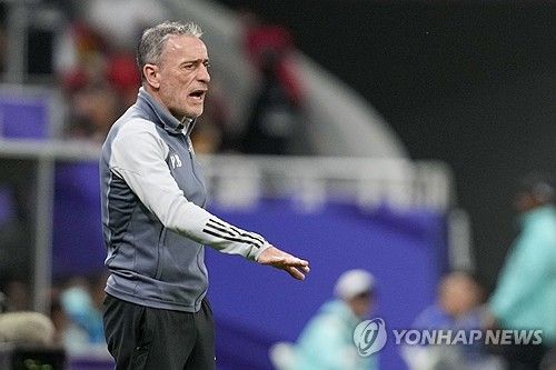 타지키스탄과의 경기에서 작전 지시하는 벤투 감독