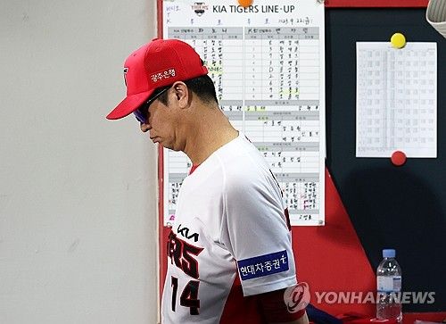 작전 구상하는 김종국 감독