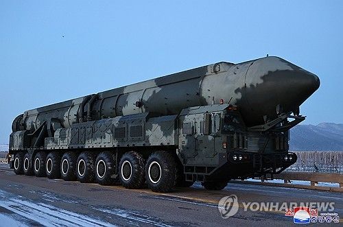 북한, ICBM 화성-18형 발사훈련 보도…김정은 "더 공세적 맞대응"