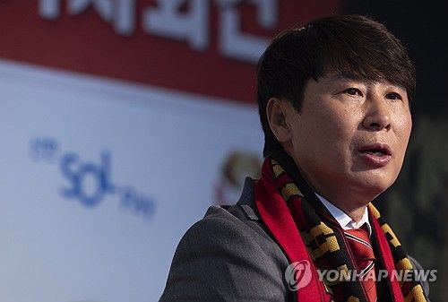 취재진 질문에 답하는 김기동 감독