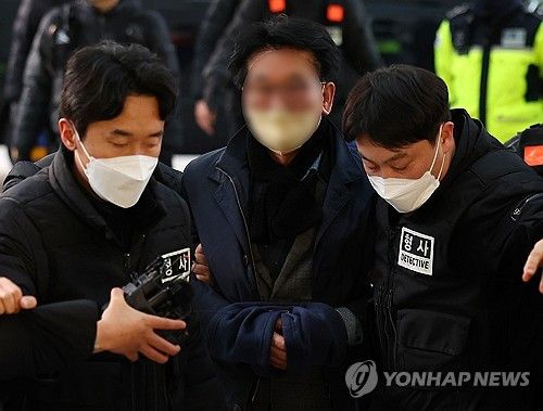 부산경찰청으로 압송되는 이재명 흉기 습격 피의자