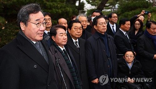 취재진 질문에 답하는 이낙연 전 대표