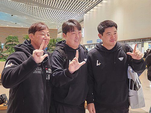 기념 촬영하는 배영수 코치와 고효준, 노경은