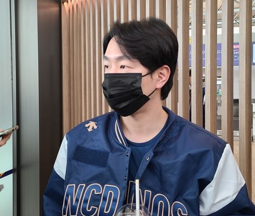 스프링캠프 출국 전 인터뷰하는 박건우