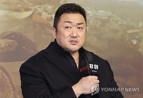 질문에 답하는 마동석