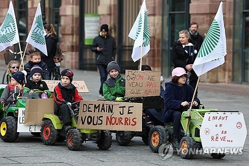 (스트라스부르 AFP=연합뉴스) 31일(현지시간) 프랑스 동부 스트라스부르 시내에 농민들의 자녀 약 40명이 미니 트랙터를 타고 시위를 벌이고 있다. 