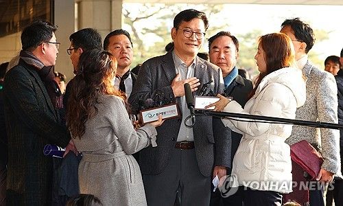 취재진 질문에 답하는 송영길 전 대표