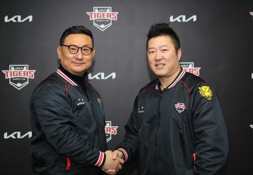 심재학 KIA 단장과 악수하는 최형우(오른쪽)