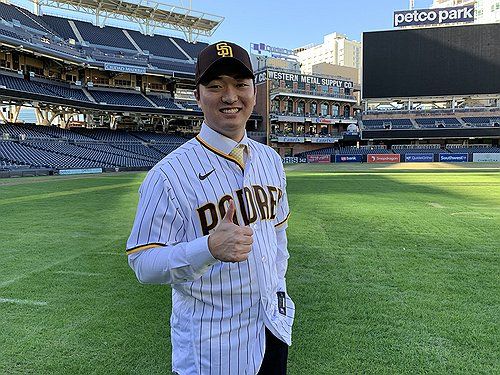 펫코파크에서 포즈 취하는 고우석