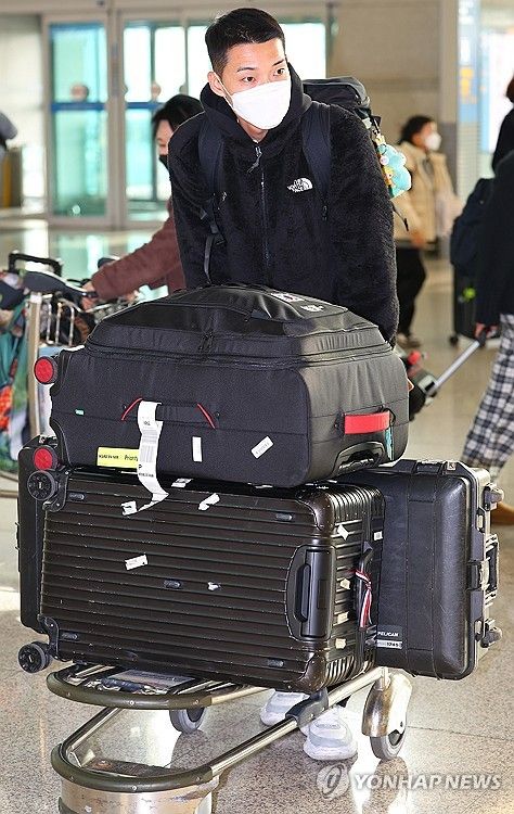 공항 들어서는 우상혁