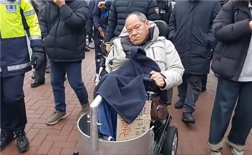 경찰에 연행되는 이규식 서울장애인차별철폐연대 대표