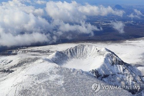 순백색 한라산 백록담