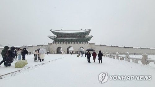 함박눈이 내린 서울 광화문 앞에서 시민과 관광객들이 설경을 만끽하고 있다. [연합뉴스 자료사진]