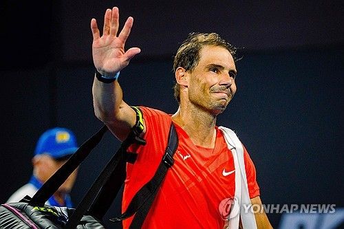 복귀 무대서 8강 탈락한 뒤 코트 떠나는 나달