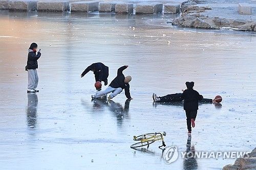 추위를 즐기는 아이들