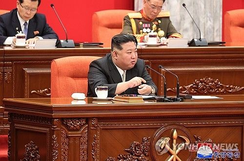 전원회의에서 '2024년도 투쟁과업' 제시하는 김정은