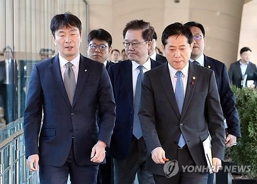 태영건설 워크아웃 신청 관련 대응방안 브리핑 입장하는 정부