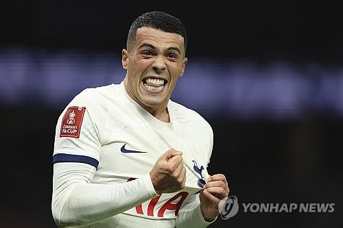 결승골 넣고 기뻐하는 포로